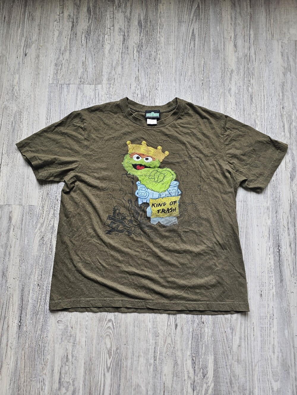 Sesame Street Oscar the Grouch King of Trash Graphic T-Shirt Adult XL Green 2012